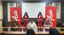 AirAsia Malaysia resmi membuka rute internasional baru yang menghubungkan Kuala Lumpur International Airport (KUL) dengan Bandara Internasional Hang Nadim Batam (BTH), saat konferensi pers di Disbudpar Batam, Rabu (25/2/2026). 