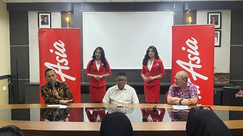 AirAsia Malaysia resmi membuka rute internasional baru yang menghubungkan Kuala Lumpur International Airport (KUL) dengan Bandara Internasional Hang Nadim Batam (BTH), saat konferensi pers di Disbudpar Batam, Rabu (25/2/2026). 