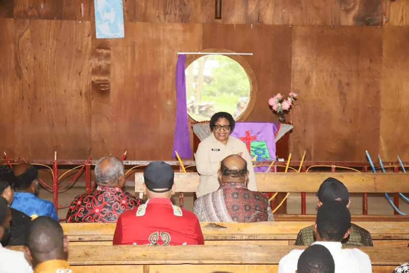 Wakil Menteri Dalam Negeri (Wamendagri) Ribka Haluk meninjau kesiapan akhir pembangunan Aula Sekolah Tinggi Alkitab (STA)/Sekolah Menengah Teologi Kristen (SMTK) Tom Bozeman di Sinakma, Wamena, Kabupaten Jayawijaya, Papua Pegunungan, Jumat (6/2/2026).Foto: Kemendagri