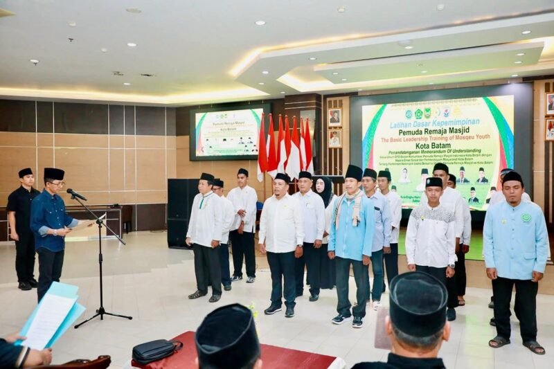 Wali Kota Batam, Amsakar Achmad, melantik DPK BKPRMI sekaligus membuka LDK Pemuda Remaja Masjid Kota Batam di Kantor Wali Kota Batam, Sabtu (21/2/2026). Foto: Humas Diskominfo Batam