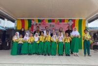 Wali Kota Batam Amsakar Achmad bersama Wakil Wali Kota Li Claudia Chandra menyerahkan secara simbolis Kartu Identitas Anak (KIA) kepada siswa SDN 006 Batam Kota, Batamcentre, Kamis (12/2/2026).