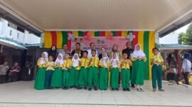 Wali Kota Batam Amsakar Achmad bersama Wakil Wali Kota Li Claudia Chandra menyerahkan secara simbolis Kartu Identitas Anak (KIA) kepada siswa SDN 006 Batam Kota, Batamcentre, Kamis (12/2/2026).