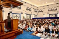 Wali Kota Batam, Amsakar Achmad, melaksanakan salat tarawih perdana Ramadan 1447 Hijriah bersama ribuan jamaah di Masjid Agung Batam Centre, Rabu (18/2/2026) malam. Foto: Humas Diskominfo Batam