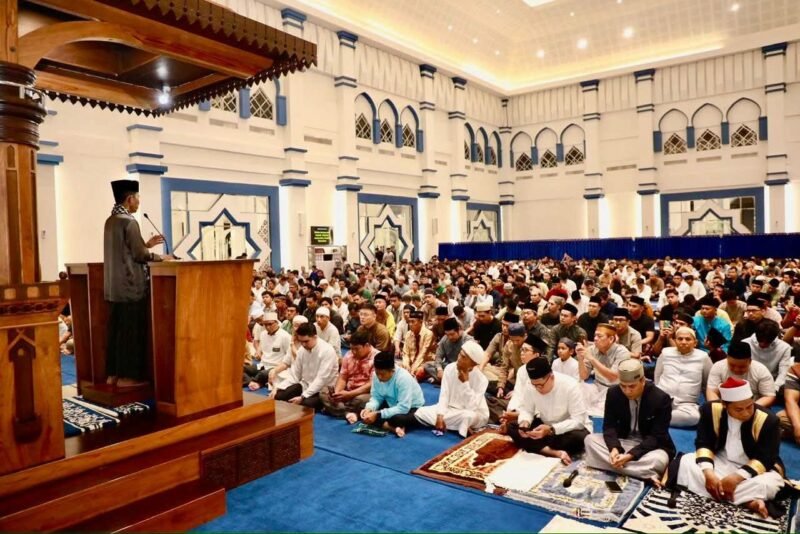 Wali Kota Batam, Amsakar Achmad, melaksanakan salat tarawih perdana Ramadan 1447 Hijriah bersama ribuan jamaah di Masjid Agung Batam Centre, Rabu (18/2/2026) malam. Foto: Humas Diskominfo Batam