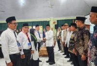Wakil Gubernur Kepri, Nyanyang Haris Pratamura menyalami petugas haji dalam kegiatan Diklat PPIH Kelompok Terbang (Kloter) Tahun 1447 H/2026 M, di Aula Aziziah Asrama Haji Batam Centre, Kota Batam, Sabtu (7/2/20260. Foto: Diskominfo Kepri