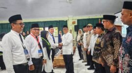 Wakil Gubernur Kepri, Nyanyang Haris Pratamura menyalami petugas haji dalam kegiatan Diklat PPIH Kelompok Terbang (Kloter) Tahun 1447 H/2026 M, di Aula Aziziah Asrama Haji Batam Centre, Kota Batam, Sabtu (7/2/20260. Foto: Diskominfo Kepri