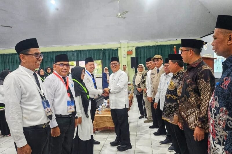 Wakil Gubernur Kepri, Nyanyang Haris Pratamura menyalami petugas haji dalam kegiatan Diklat PPIH Kelompok Terbang (Kloter) Tahun 1447 H/2026 M, di Aula Aziziah Asrama Haji Batam Centre, Kota Batam, Sabtu (7/2/20260. Foto: Diskominfo Kepri