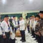 Wakil Gubernur Kepri, Nyanyang Haris Pratamura menyalami petugas haji dalam kegiatan Diklat PPIH Kelompok Terbang (Kloter) Tahun 1447 H/2026 M, di Aula Aziziah Asrama Haji Batam Centre, Kota Batam, Sabtu (7/2/20260. Foto: Diskominfo Kepri