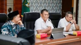 Sekda Kota Batam, Firmansyah, membahas persiapan MTQH XXXIV dalam rapat di Kantor Wali Kota Batam, Rabu (4/2/2026). Foto: Humas Diskominfo Batam