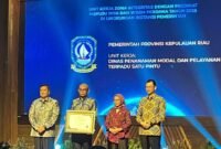 Menteri PAN-RB Rini Widyantini menyerahkan langsung penghargaan tersebut kepada Kepala DPMPTSP Kepri Hasfarizal Handra di Gedung Kemenpan-RB, Jakarta, Rabu (11/2/2026). Foto: Istimewa