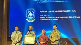 Menteri PAN-RB Rini Widyantini menyerahkan langsung penghargaan tersebut kepada Kepala DPMPTSP Kepri Hasfarizal Handra di Gedung Kemenpan-RB, Jakarta, Rabu (11/2/2026). Foto: Istimewa