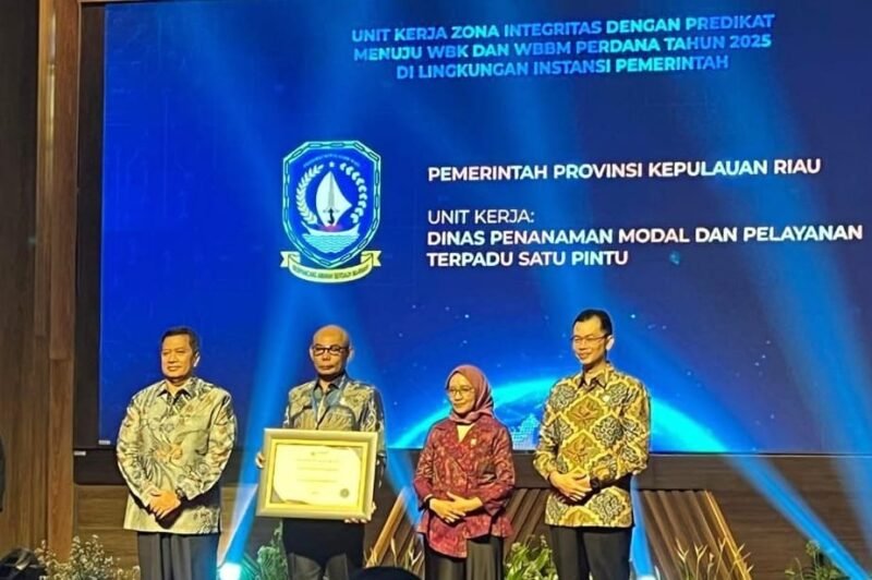 Menteri PAN-RB Rini Widyantini menyerahkan langsung penghargaan tersebut kepada Kepala DPMPTSP Kepri Hasfarizal Handra di Gedung Kemenpan-RB, Jakarta, Rabu (11/2/2026). Foto: Istimewa