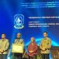 Menteri PAN-RB Rini Widyantini menyerahkan langsung penghargaan tersebut kepada Kepala DPMPTSP Kepri Hasfarizal Handra di Gedung Kemenpan-RB, Jakarta, Rabu (11/2/2026). Foto: Istimewa