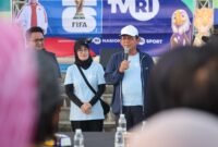 Gubernur Ansar Ahmad didampingi Kepala TVRI Stasiun Kepri Yenni Marlinda dan Ketua PSSI Kepri Ade Angga, membuka kegiatan Kick Off Piala Dunia 2026 di Tugu Sirih, Tanjungpinang, Minggu (1/2/2026) pagi. Foto: Diskominfo Kepri