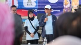 Gubernur Ansar Ahmad didampingi Kepala TVRI Stasiun Kepri Yenni Marlinda dan Ketua PSSI Kepri Ade Angga, membuka kegiatan Kick Off Piala Dunia 2026 di Tugu Sirih, Tanjungpinang, Minggu (1/2/2026) pagi. Foto: Diskominfo Kepri