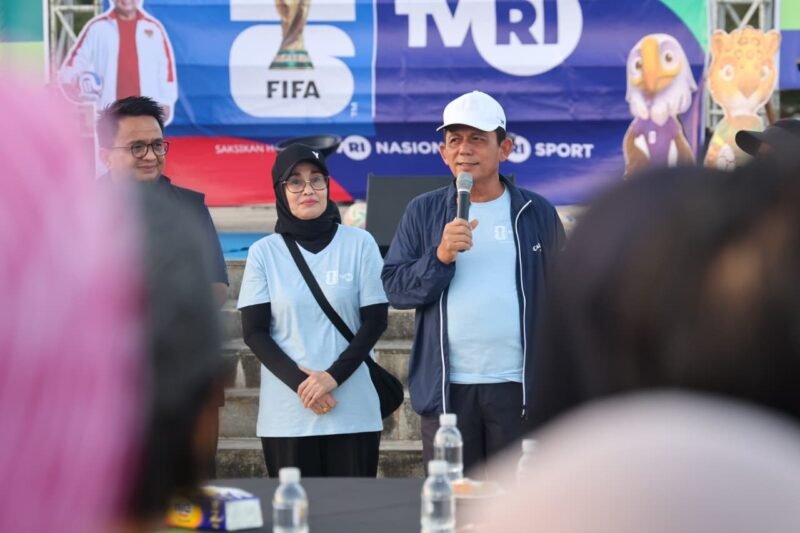 Gubernur Ansar Ahmad didampingi Kepala TVRI Stasiun Kepri Yenni Marlinda dan Ketua PSSI Kepri Ade Angga, membuka kegiatan Kick Off Piala Dunia 2026 di Tugu Sirih, Tanjungpinang, Minggu (1/2/2026) pagi. Foto: Diskominfo Kepri