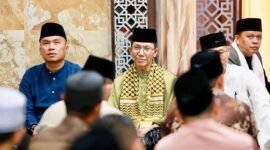 Wali Kota Batam, Amsakar Achmad, mengajak masyarakat meningkatkan kualitas ibadah dan memperkuat kepedulian sosial saat Safari Ramadan di Batamkota, Jumat (20/2/2026). Foto: Humas Diskominfo Batam