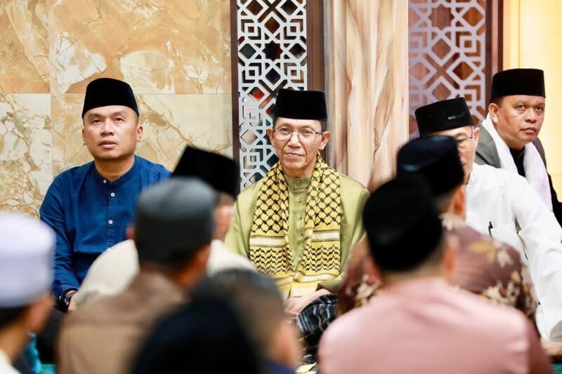Wali Kota Batam, Amsakar Achmad, mengajak masyarakat meningkatkan kualitas ibadah dan memperkuat kepedulian sosial saat Safari Ramadan di Batamkota, Jumat (20/2/2026). Foto: Humas Diskominfo Batam