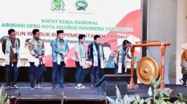Wali Kota Batam Amsakar Achmad membuka Rakernas ADEKSI 2026 di Planet Holiday Hotel, Senin (9/2/2026). Foto: Humas Diskominfo Batam