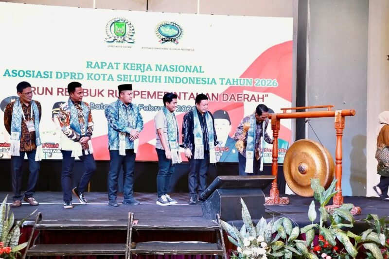 Wali Kota Batam Amsakar Achmad membuka Rakernas ADEKSI 2026 di Planet Holiday Hotel, Senin (9/2/2026). Foto: Humas Diskominfo Batam