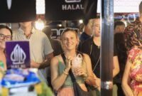 Sejumlah Wisman berkunjung ke pusat penjualan produk UMKM di Jalan Merdeka Tanjungpinang Oktober 2025 lalu. Foto: Dispar Kepri