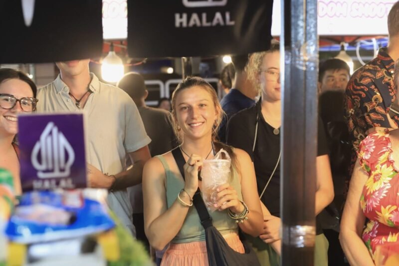 Sejumlah Wisman berkunjung ke pusat penjualan produk UMKM di Jalan Merdeka Tanjungpinang Oktober 2025 lalu. Foto: Dispar Kepri