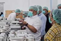 Wagub Kepri Nyanyang Haris Pratamura saat mengecek peralatan Program MBG. Foto: Diskominfo Kepri