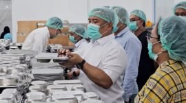 Wagub Kepri Nyanyang Haris Pratamura saat mengecek peralatan Program MBG. Foto: Diskominfo Kepri