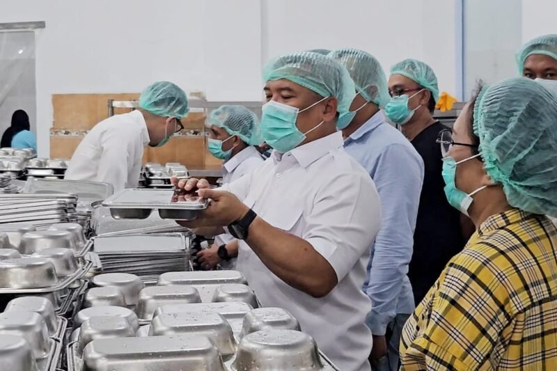 Wagub Kepri Nyanyang Haris Pratamura saat mengecek peralatan Program MBG. Foto: Diskominfo Kepri