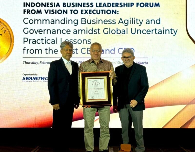 Presiden Direktur JNE, Mohamad Feriadi Soeprapto, meraih penghargaan Indonesia Best CEO 2025 yang digelar SWA Media Group, penghargaan diberikan di Hotel Shangri-La, Kamis (26/2/2026). Foto: Istimewa
