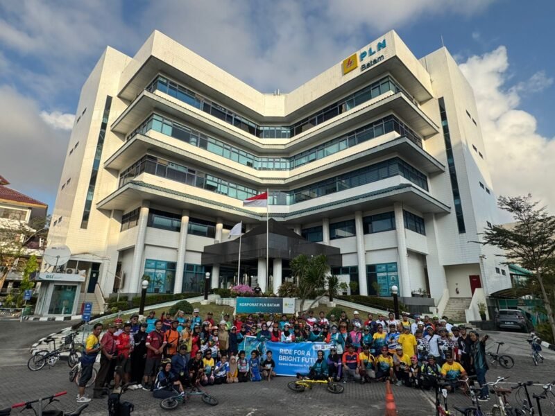 Batam Folding Bike (BFB) berkolaborasi dengan PT PLN Batam menggelar gowes bersama bertema Ride For A Bright Future, Minggu (1/2/2026). Foto; Istimewa