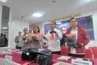Direktur Reskrimum Polda Kepri Kombes Pol Ronni Bonic bersama Pol. Dr. Nona Pricillia Ohei mengungkap kasus tersebut dalam konferensi pers di Polresta Barelang, Senin (2/2/2026). Foto: Metroposid