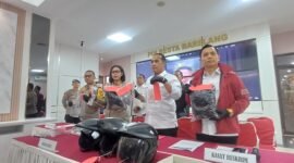 Direktur Reskrimum Polda Kepri Kombes Pol Ronni Bonic bersama Pol. Dr. Nona Pricillia Ohei mengungkap kasus tersebut dalam konferensi pers di Polresta Barelang, Senin (2/2/2026). Foto: Metroposid