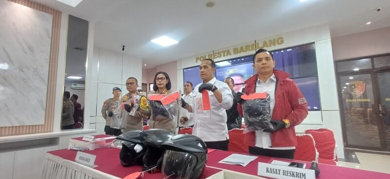 Direktur Reskrimum Polda Kepri Kombes Pol Ronni Bonic bersama Pol. Dr. Nona Pricillia Ohei mengungkap kasus tersebut dalam konferensi pers di Polresta Barelang, Senin (2/2/2026). Foto: Metroposid