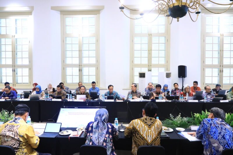 Kepala Eksekutif Pengawas Perbankan OJK Dian Ediana Rae menyampaikan dorongan tersebut saat bertemu direksi dan dewan komisaris bank induk serta anggota KUB BPD di Jakarta, Selasa (3/2/2026). Foto: Istimewa