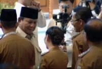 Presiden RI Prabowo Subianto menghampiri Wali Kota Batam Amsakar Achmad dan Wakil Walikota Batam Li Claudia, saat Rakornas di Sentul, Bogor, Jawa Barat, Senin (2/2/2026). Foto: Foto Humas Diskominfo Batam
