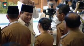 Presiden RI Prabowo Subianto menghampiri Wali Kota Batam Amsakar Achmad dan Wakil Walikota Batam Li Claudia, saat Rakornas di Sentul, Bogor, Jawa Barat, Senin (2/2/2026). Foto: Foto Humas Diskominfo Batam