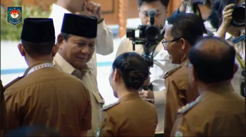 Presiden RI Prabowo Subianto menghampiri Wali Kota Batam Amsakar Achmad dan Wakil Walikota Batam Li Claudia, saat Rakornas di Sentul, Bogor, Jawa Barat, Senin (2/2/2026). Foto: Foto Humas Diskominfo Batam