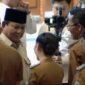 Presiden RI Prabowo Subianto menghampiri Wali Kota Batam Amsakar Achmad dan Wakil Walikota Batam Li Claudia, saat Rakornas di Sentul, Bogor, Jawa Barat, Senin (2/2/2026). Foto: Foto Humas Diskominfo Batam