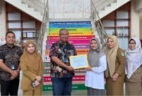 Penghargaan diserahkan Kepala Jasa Raharja Kanwil Kepulauan Riau, Gentur Anggoro Waseso, kepada Direktur RSUD Embung Fatimah, drg. Raden Roro Sri Widjayanti Suryandari. Foto: Istimewa