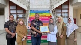 Penghargaan diserahkan Kepala Jasa Raharja Kanwil Kepulauan Riau, Gentur Anggoro Waseso, kepada Direktur RSUD Embung Fatimah, drg. Raden Roro Sri Widjayanti Suryandari. Foto: Istimewa