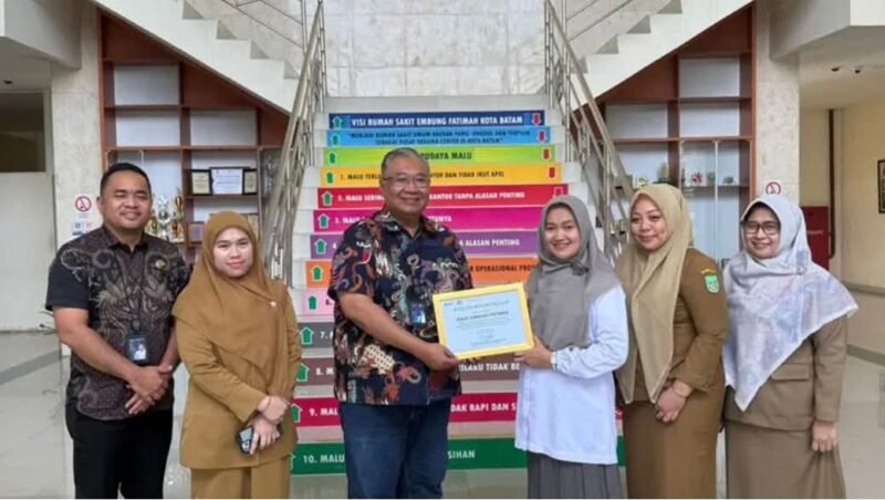 Penghargaan diserahkan Kepala Jasa Raharja Kanwil Kepulauan Riau, Gentur Anggoro Waseso, kepada Direktur RSUD Embung Fatimah, drg. Raden Roro Sri Widjayanti Suryandari. Foto: Istimewa