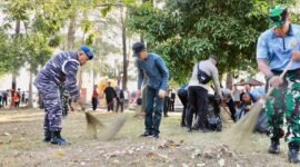 Wali Kota Batam Amsakar Achmad memimpin langsung aksi gotong royong di kawasan wisata Pantai Ocarina, Batam Center, Sabtu (7/2/2026). Foto: Humas Diskomimfo Batam