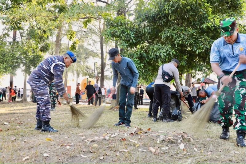 Wali Kota Batam Amsakar Achmad memimpin langsung aksi gotong royong di kawasan wisata Pantai Ocarina, Batam Center, Sabtu (7/2/2026). Foto: Humas Diskomimfo Batam