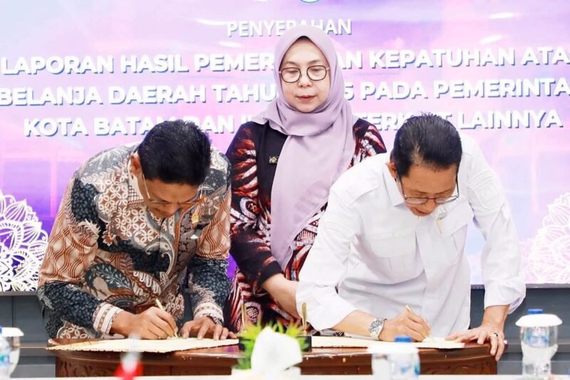 LHP tersebut diserahkan langsung oleh Kepala Perwakilan BPK Provinsi Kepulauan Riau, Emmy Mutiarini, dalam kegiatan resmi di Ruang Rapat Lantai I Kantor BPK Perwakilan Kepri, Jumat (13/2/2026).Foto: Humas Diskominfo Batam