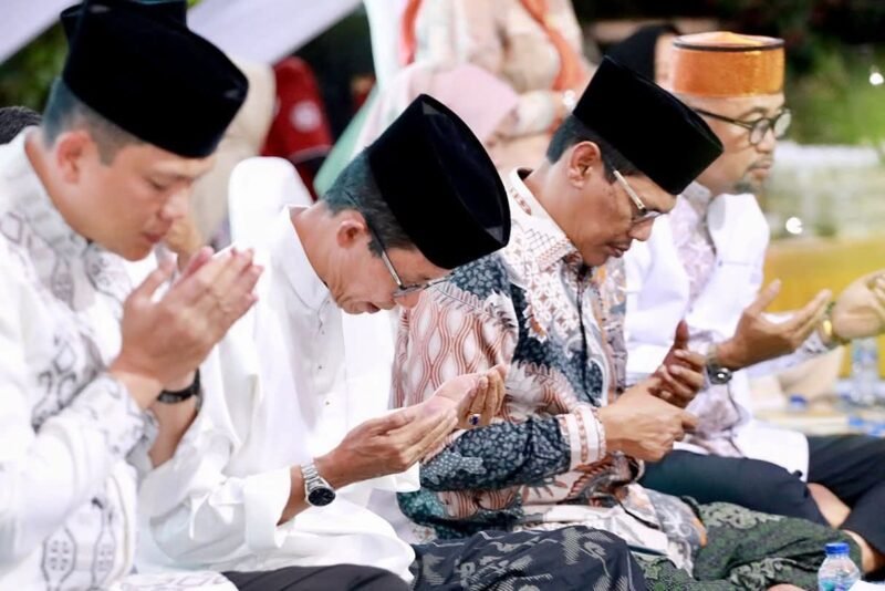 Wali Kota Batam, Amsakar Achmad, menggelar yasinan dan doa bersama di kediamannya, Jumat (13/2/2026) malam. Foto: Humas Diskominfo Batam
