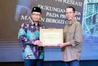 Wali Kota Batam Amsakar Achmad menerima penghargaan di Malam Apresiasi Pendidikan dan Konsolidasi Daerah Pendidikan Dasar dan Menengah 2026 di Planet Holiday Hotel, Sabtu (14/2/2026). Foto: Humas Diskominfo Batam