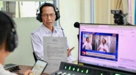 Wali Kota Batam Amsakar Achmad dalam dialog Program Batam Menyapa di Studio Pro 1 Radio Republik Indonesia Batam, Senin (23/2/2026). Foto: Humas Diskominfo Batam