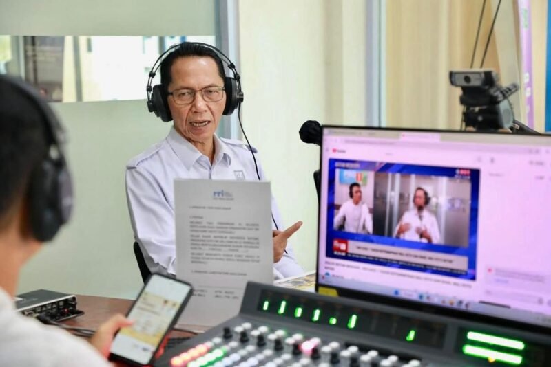 Wali Kota Batam Amsakar Achmad dalam dialog Program Batam Menyapa di Studio Pro 1 Radio Republik Indonesia Batam, Senin (23/2/2026). Foto: Humas Diskominfo Batam