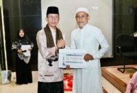 Amsakar Achmad berbuka puasa bersama warga di Masjid Baitul Istiqomah, Perumahan Marina Green, Kelurahan Tanjung Uncang, Kecamatan Batuaji, Senin (23/2/2026). Foto: Humas Diskominfo Batam